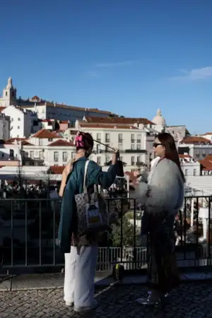 Duas mulheres no miradouro das Portas do Sol em Lisboa
